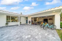 Bright and Beachy Pool Home - بوتيك
