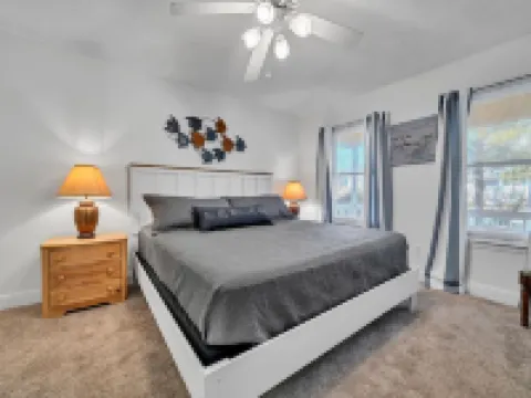 Snowbird 1/3 to 2/14 Available! Pet Friendly! Great Deck and Front Porch!