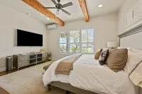 Lake Travis Luxury 5bd/3bath Cabin Hollows Resort
