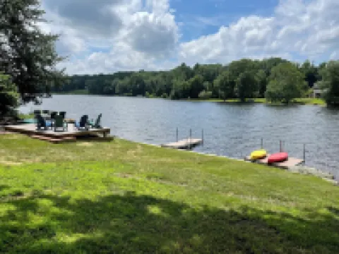 Stunning Lakefront Escape! Book Your Dream Getaway!