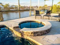 Paradise Waterfront Resort! PoolSpa with Swim-up Bar, Dock, Kayaks, Pets Welcome Hotels in Apollo Beach