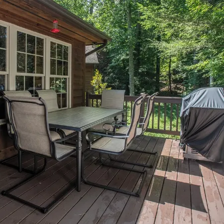 Redbud Retreat ~ Rustic family friendly cabin with New Hot Tub in Townsend!