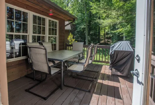 Redbud Retreat ~ Rustic family friendly cabin with New Hot Tub in Townsend!