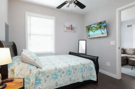 Private bkyd w/tiki Bar, Linens + towels included, Walk to beach. 4 beach badges