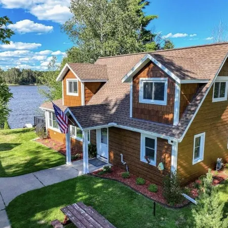 Lake Nokomis 4-bedroom Lakeside Spacious Cottage