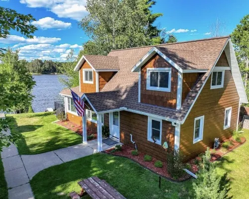 Lake Nokomis 4-bedroom Lakeside Spacious Cottage Hotels in Nokomis