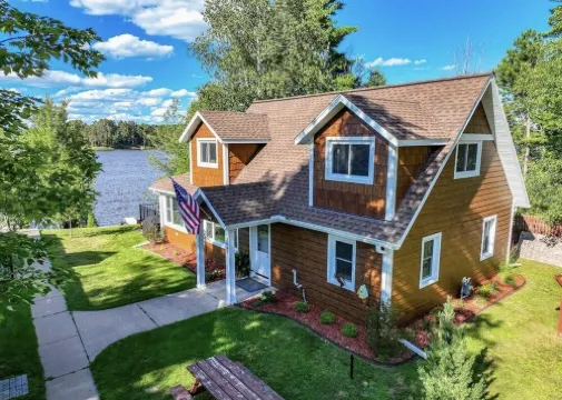 Lake Nokomis 4-bedroom Lakeside Spacious Cottage