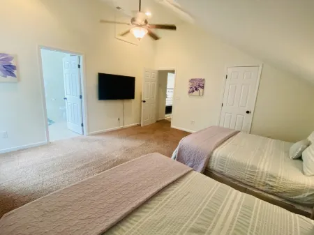 Peaceful private pool home dog friendly sleeps 8. large private lot fully fenced