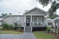 Perfect Getaway! Quaint Cottage 1 block to beach, Old Town, park and more!