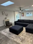 King size bed and 7 min away from Cielo Vista, El Paso's airport and Fort Bliss!