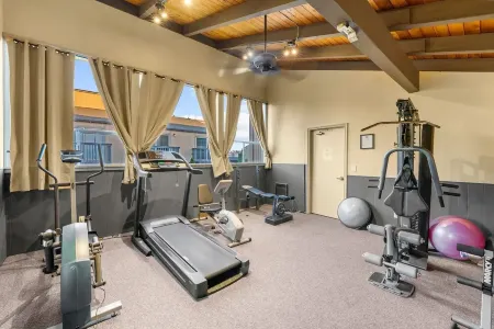 Casa Bella Homes-top floor condo unit, centrally located, home away from home