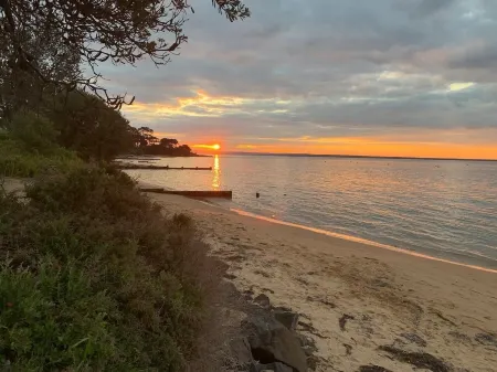 Summer fun. Pet friendly. Kid friendly. Family friendly. Отели рядом с достопримечательностью «Эрвн Пойнт Бич»