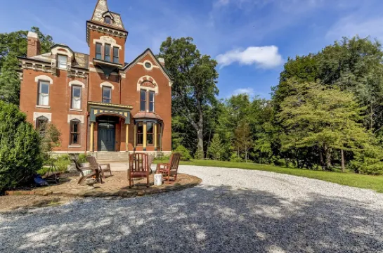 Three Pines Petersburg - Luxurious 10 Bedroom Home in Historic Petersburg Hotels in Menard County