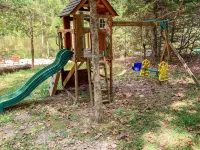 FLAT, Lakefront chalet; Hottub, Playground, Firepit, Wifi, and more! Hotels in Innsbrook