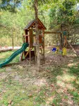 FLAT, Lakefront chalet; Hottub, Playground, Firepit, Wifi, and more!