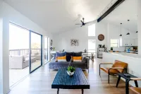 Lake View. Private deck. New Interior. Walk 2 Lake