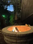 Newly renovated cottage, 5 min walk to town, dogs OK, fire pit, hot tub, wi-fi