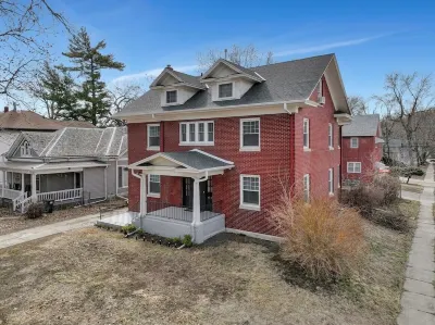 🍸🫒HUGE Luxurious 6BR+ Historic Gem by UNL Huskers: VRBO Lincoln NE - Pets OK