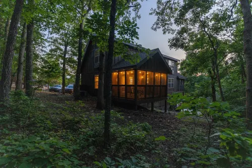 Relaxing, quiet cabin with jacuzzi, arcade and golf
