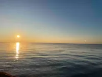 Peaceful Lakefront Living – 3-Br Home with Breathtaking Views; Pet & Smoke-Free 베를린 차터 타운쉽 호텔