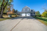 Amazing & A Party BARN… Hot Tub, PL TBl, Png Png, & Arcade!  Access to Pools! - balcony