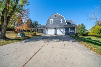 Amazing & A Party BARN… Hot Tub, PL TBl, Png Png, & Arcade!  Access to Pools! Hotels near Jordan Creek Park