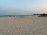 Gorgeous 6-bedroom house. Sleeps 16. .3 mile from the beach! Hotels in Manitowoc