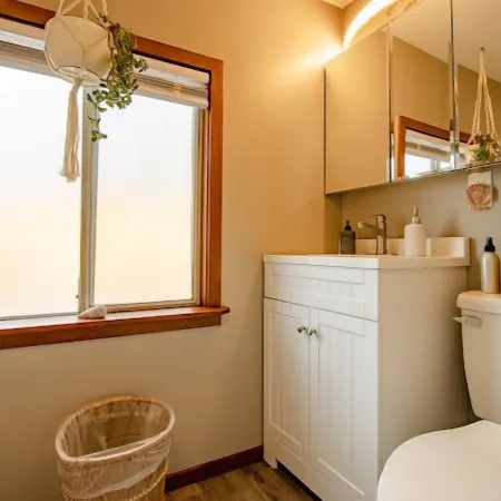 Friendly Alley Bungalow~Private Oasis Close to UO