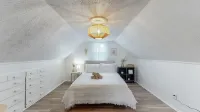 Touchdown Bungalow: Charming HOF Village Home
