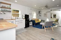 Stylish Mid-Century Modern Private Studio Blocks from UF and Stadium!