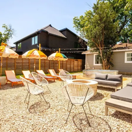 Retro SoLa Retreat Mins to DT / Heated Pool / Sand Volley Ball Court / Fire Pit