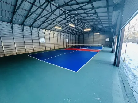 Cozy Mountain Retreat with Pickle-ball Court. Pet Friendly!