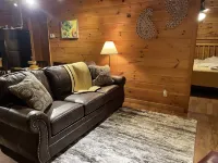 Cheerful & Cozy 2Bd/2BA  Cabin. Amazing Rates for Your Visit!