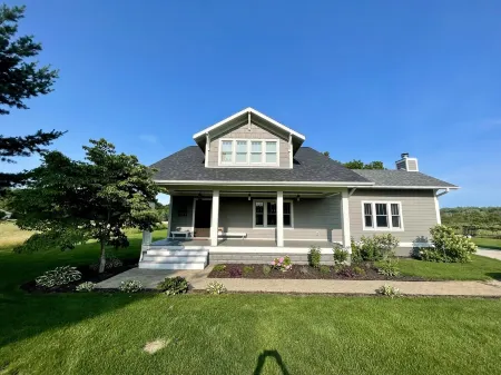 Luxury Craftsman Farmhouse Close to Beaches & Wineries