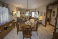 Miss Ida- Adorable Downtown Historic Cottage w/ Screened Porch