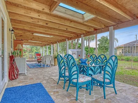 Tropical Chalet w/ 3 King Bedrooms. 3 patios, and an Above-Ground Pool! Отели в г. Себастиан