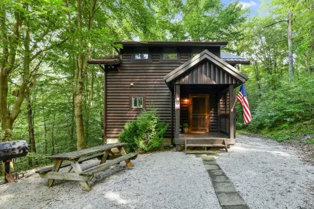 Cozy Couples Cabin! Hidden in the Woods of Hocking Hills!