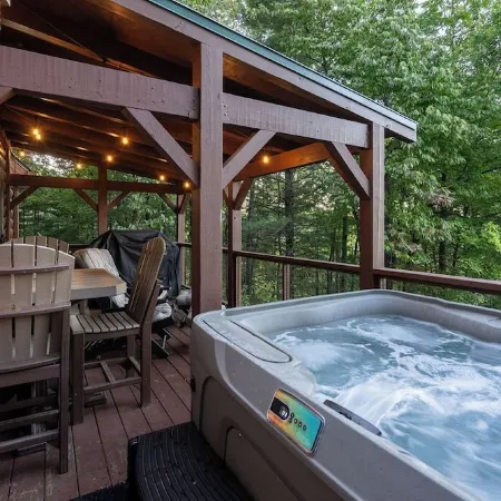Cozy 2-bedroom cabin in beautiful Blairsville with AC, WiFi