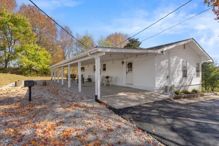 Magnolia House- Relaxing KY Home