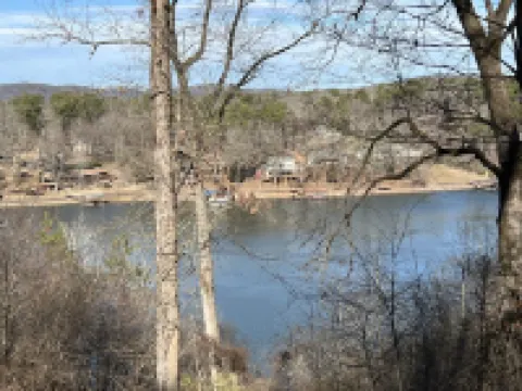 Cottage in the woods. In a safe gated community near Lake Catherine.