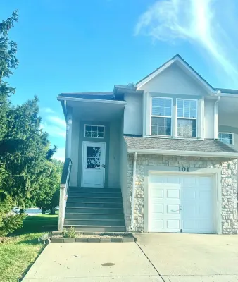 Olathe sleeping Beauty 3bdr And 2 baths Hotels near Olathe Station