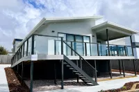 HORIZON at BINALONG BAY Have fun with the whole family at this new beach house. - 4-Star
