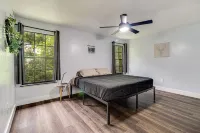 2-Story 3/2.5 Townhome in the heart of Downtown Deland Walmart Supercenter附近的飯店
