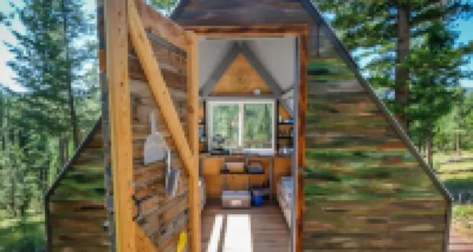 Star-gazing, pet-friendly, remote The Blind Cabin with Hot Tub near Missoula, MT