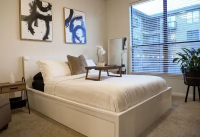 Prime Location: Stylish 1BR Apt in The Domain