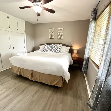 Home away in Kettering! Отели в г. Кеттеринг