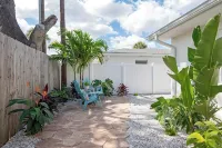 Private Yard Walk to Downtown Dunedin & Waterfront Pets Ok - Barefoot Parrot 2 Hotel dekat Caladesi Island State Park