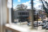 Upscale 3-Story Townhome Near Airport, Downtown Atlanta & Studios