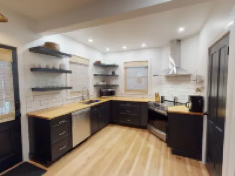 Beautiful Two Story, Downtown Home, One Block from the Square, Hotels in Monroe