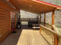 New 2/2 Log Cabin, Rushing Trout Stream, Hot Tub, Fireplace, 8 Acres, WiFi